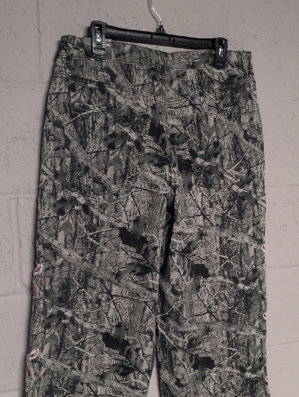 Madden NYC Women’s Ultra 90's Camo Jeans with Bow Embroidery Size 14 NWT - Picture 9 of 10
